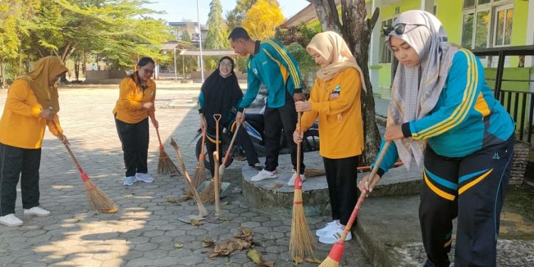 Aksi Bersih-Bersih Dilingkungan Kerja