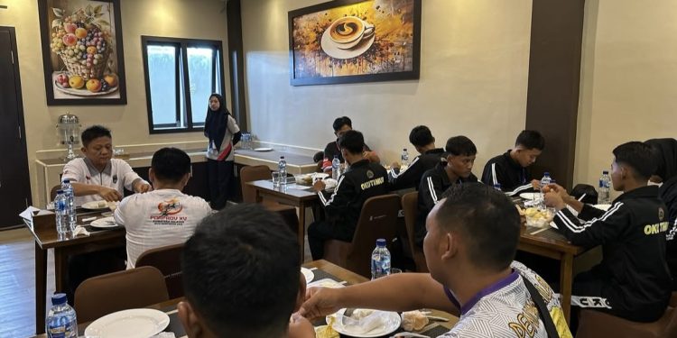 Semangati Para Kontingen, Bupati Enos Ikut Sarapan Bersama