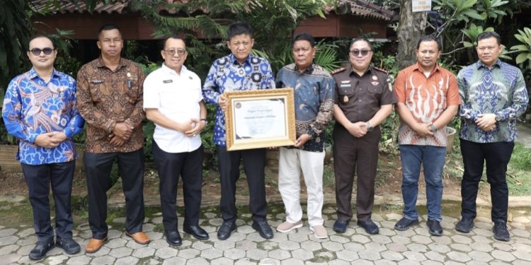 Pemkab OKU Timur Terima Penghargaan Dari Kemenimpas