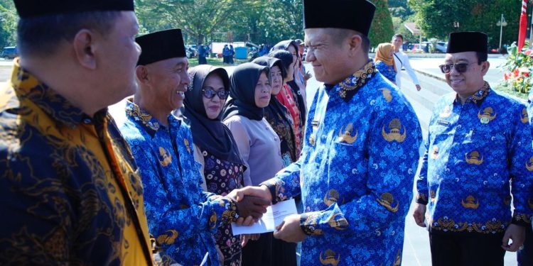 Bupati Enos Ajak ASN OKUT  Bekerja Setulus Hati