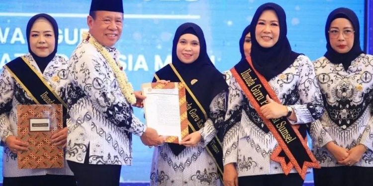 Dikukuhkan Ibunda Guru OKU Timur